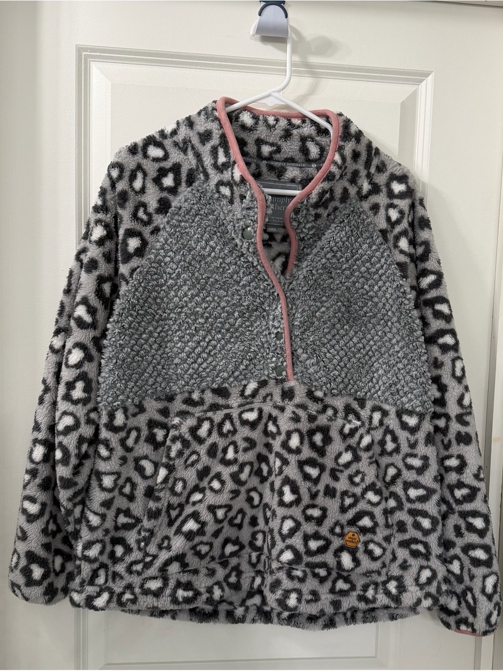 Women’s Simply Southern Cozy Grey Leopard Sherpa Pullover with Pink Trim Sz L